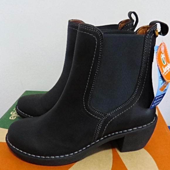 Retail $180 Jungla 7523 black Chelsea boots NIB Size 35 - Picture 1 of 7